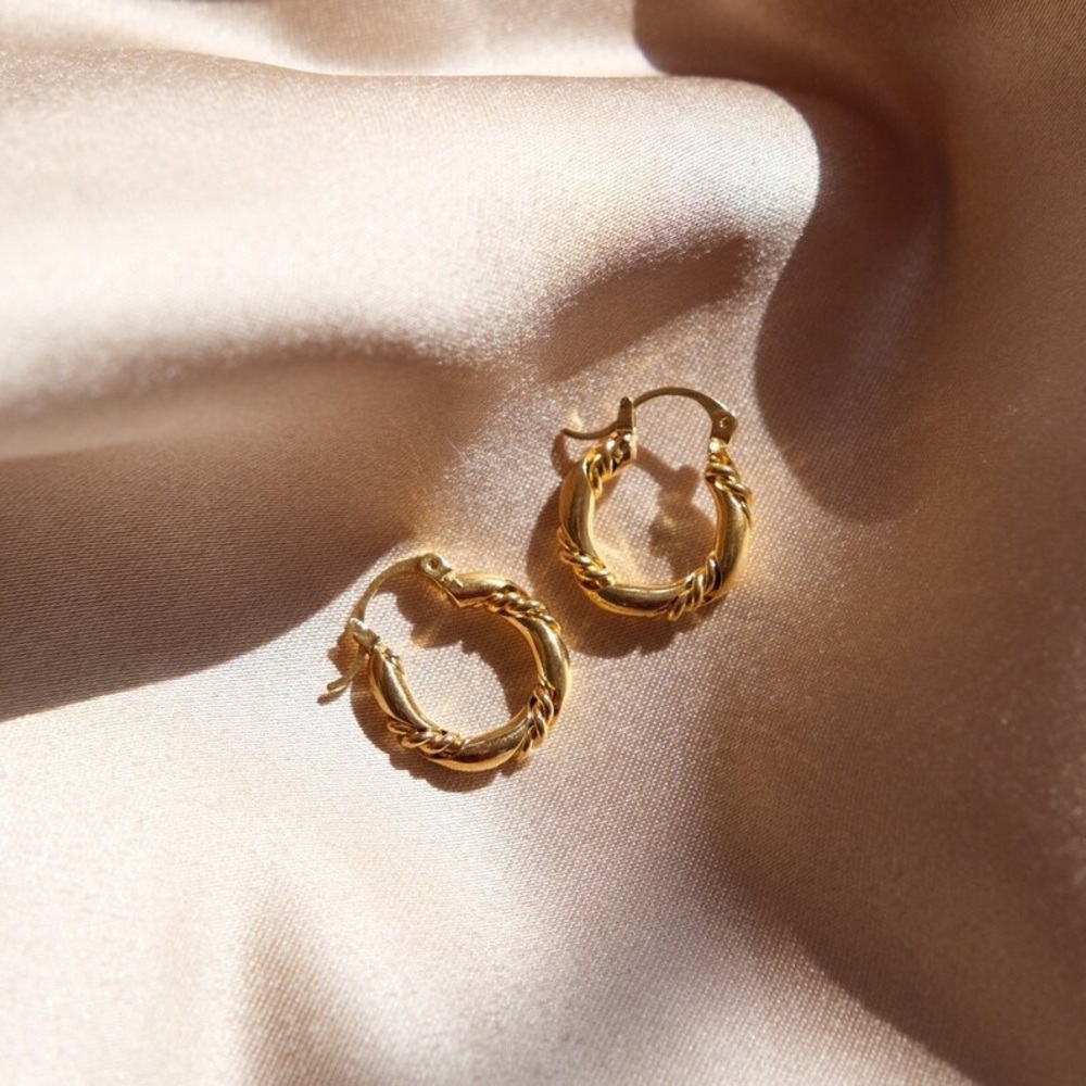 18K Gold Twist Rope Ribbon Hoops - Picture 8 of 10